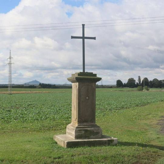 Kříž u silnice na západním okraji Mlékojed