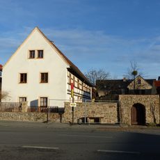 Wohnstallhaus, Seitengebäude (Auszugshaus) und Hofmauer mit Pforte eines Bauernhofes Bebelplatz 17