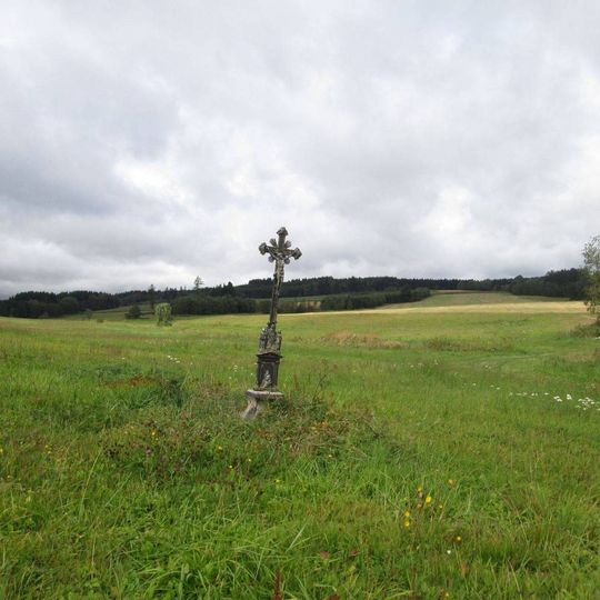 Kříž u zaniklé cesty u Lidmaně