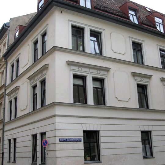 Vorstädtisches Mietshaus