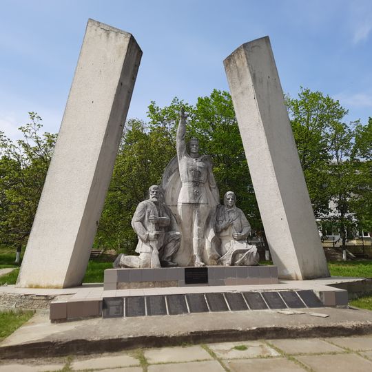 Monument la mormântul comun al ostașilor căzuți în 1944