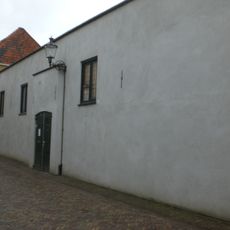 Pand, waarin wellicht een deel van de laat-middeleeuwse stadsmuur is bewaard gebleven