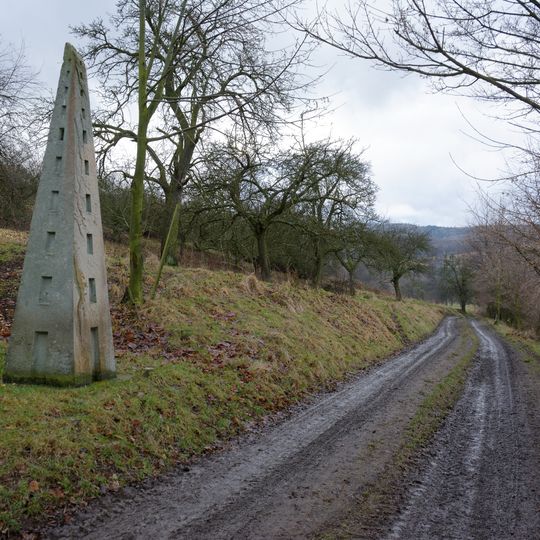 Kamenná plastika Dům na cestě do ráje u cesty z Černčic do Bílky