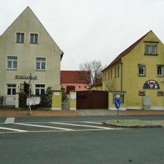 Wohnhaus, Seitengebäude mit Anbau und Scheune eines Dreiseithofes Kirchplatz 5