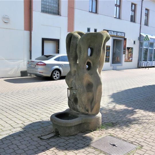 Plastika v ulici Klimenta Čermáka v Čáslavi