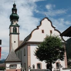 Oberau, Kath. Pfarrkirche hl. Margaretha und Kriegerdenkmal