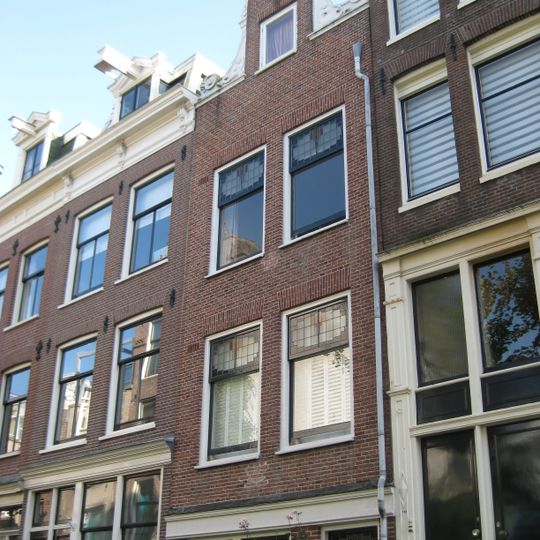 Huis, vanwege de zandstenen onderdelen van de gevelhals