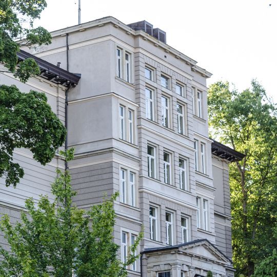 Technikumgebäude mit östlicher Freitreppe und Parkanlage Technikumplatz 16