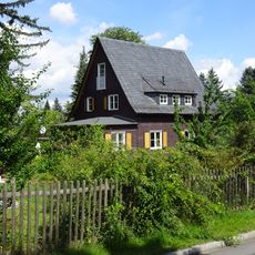 Wohnhaus in offener Bebauung mit Garten Rollandstraße 24