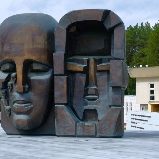 Maskoj de Malĝojo: Eŭropo - Azio