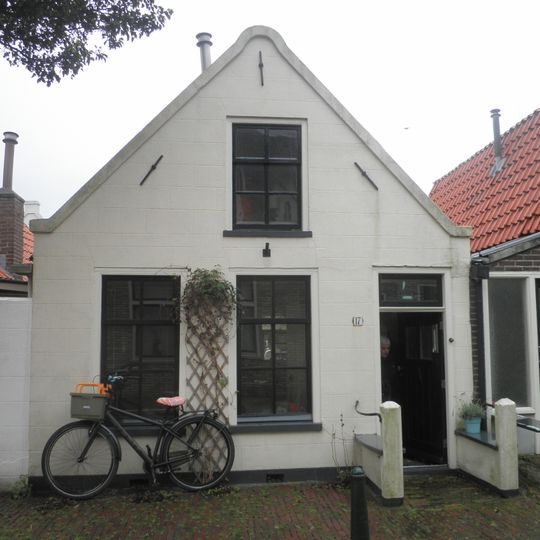 Pandje onder zadeldak tegen gepleisterde puntgevel