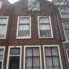 Pand met tuitgevel, hardstenen stoep met palen