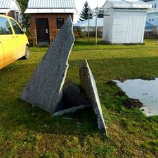 Plastika před budovou staré pracovny v areálu Astronomického ústavu v Ondřejově