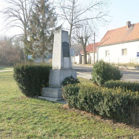 Pomník padlým na návsi v Bitozevsi