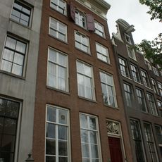 Pand met gevel onder rechte lijst met empire deurpartij