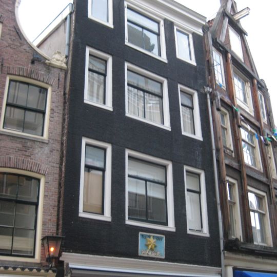 Pand met gevel onder rechte lijst met gevelsteen en jaartallint