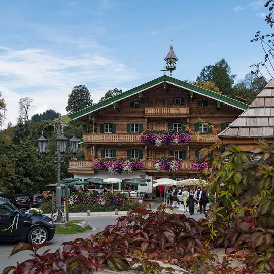 Gasthaus Hallerwirt und Wirtschaftsgebäude