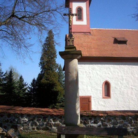 Kříž u kostela ve Zdemyslicích