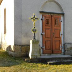 Kříž u kaple svatého Jana Nepomuckého v Řeženčicích