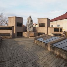 Monument la mormântul comun al cca 900 ostași căzuți în 1944