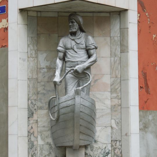 Жилой дом с угловой скульптурной композицией «Рыбак Раушена»