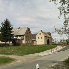 Vierseithof mit Wohnstallhaus, Torhaus, Seitengebäude und Scheune Kolka 1