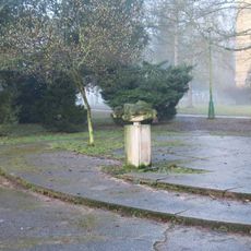 Socha ležící ženy v parku u školy Na Ostrově v Jaroměři