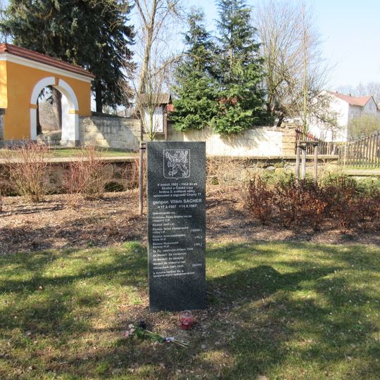 Pomník generála Sachera v parku u kostela ve Skalici
