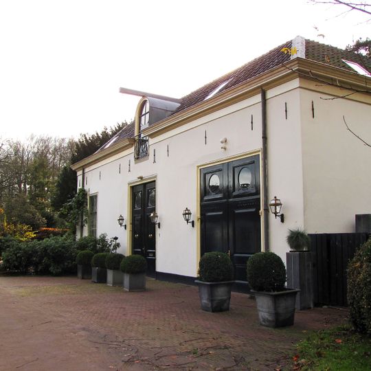 Hilverbeek, koetshuis en oranjerie