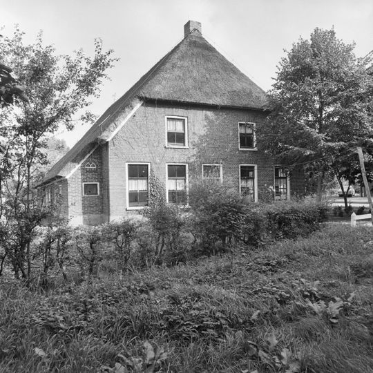 Boerderij met zijbaander onder rieten wolfsdak