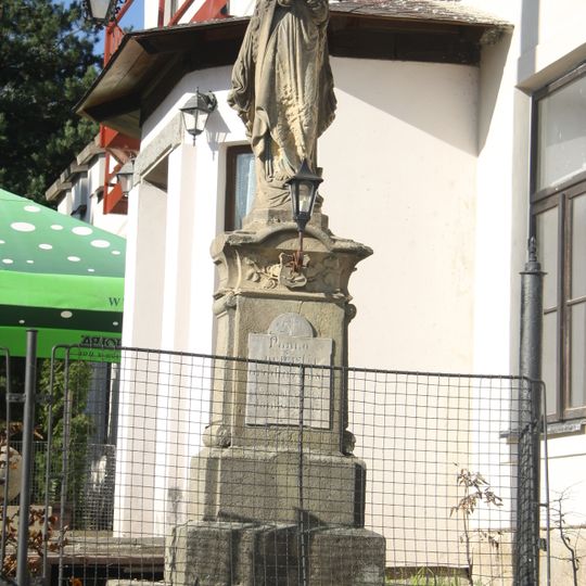 Socha Panny Marie v Sobkovicích naproti kostelu