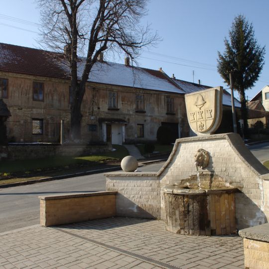 Kašna na návsi v Klobukách