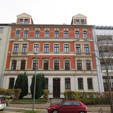 Mietshaus in geschlossener Bebauung mit Vorgarten Barbarossastraße 34