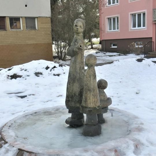 Keramická socha dětí v Pražské ulici v Žatci