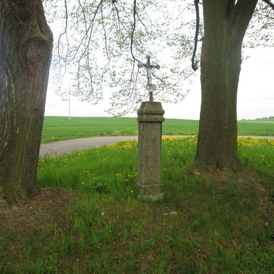 Kříž severně od Třebíšova u rybníka