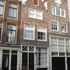 Pand met klokgevel onder rollagen en fronton