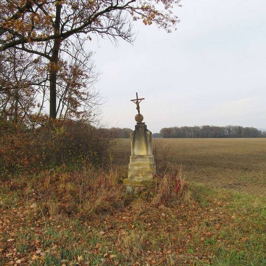 Kříž severozápadně od Třeštiny u silnice