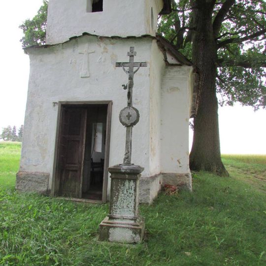 Kříž u kaple v Jelcových Lhotkách