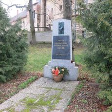 Pomník padlým na návsi ve Větrušicích