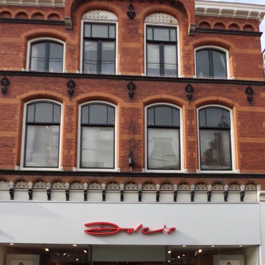 Winkelpand op een rechthoekige plattegrond, onderkelderd en twee bouwlagen met een afgeplat zadeldak bedekt met grijze kruispannen