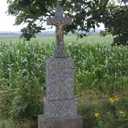 Kříž u silnice 403 východně od Chlumu