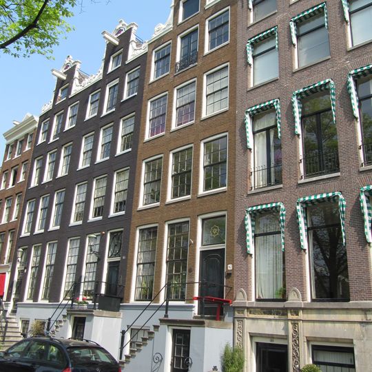 Huis, vanwege de voorgevel die een kopie is van de oorspronkelijke en de originele onderdelen van de gevelhals draagt