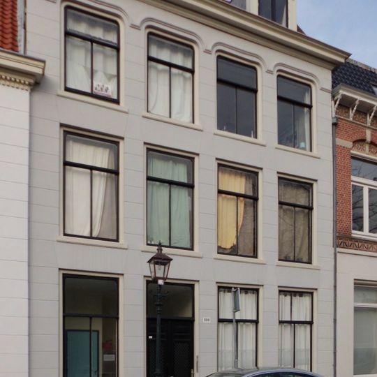 Pand met gepleisterde lijstgevel met mansarde dak