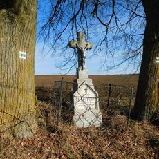 Kříž u cesty jižně od Zadního Pole