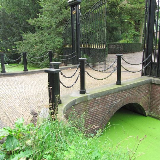 Landgoed Dordwijk:: boogbrug met toegangshek