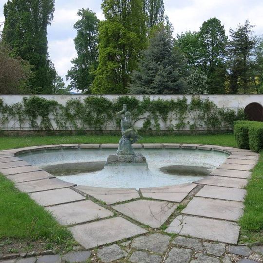 Kašna v zahradě Dolního zámku v Benešově nad Ploučnicí