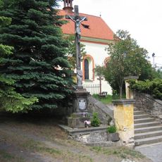 Boží muka před kostelem Stětí sv. Jana Křtitele v Česticích