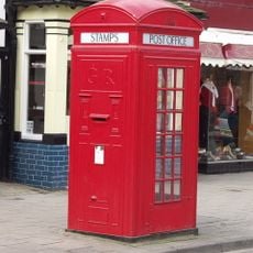K4 telephone kiosk north of railway bridge