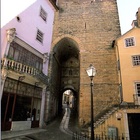 Porta e Torre de Almedina