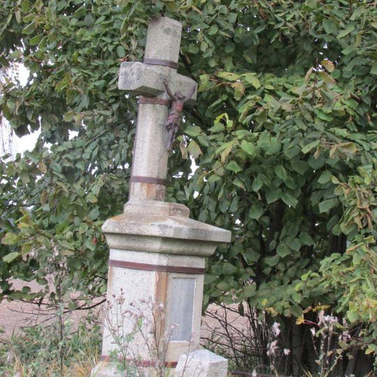 Kříž východně od Ondřejova poblíž hlavní silnice